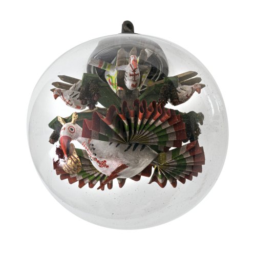 Großer Suppenbrunzer. Bayerischer Wald. Farbloses Glas, Eingericht mit aufwändig gestalteter Heiliggeisttaube, Holz- und Papierarbeit. Zusätzlich sechs kleine Tauben im Strahlenkranz. H. ca. 18,6 cm. Guter Erhaltungszustand.