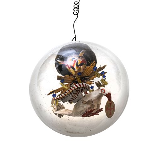 Suppenbrunzer. Bayerischer Wald. Farbloses Glas, Eingericht mit Heiliggeisttaube, Holz geschnitzt, farbig bemalt. Zusätzlich Goldfolie und Glassteine. H. ca. 17 cm. Minim. Alterungsspuren, Halterung etwas lose.