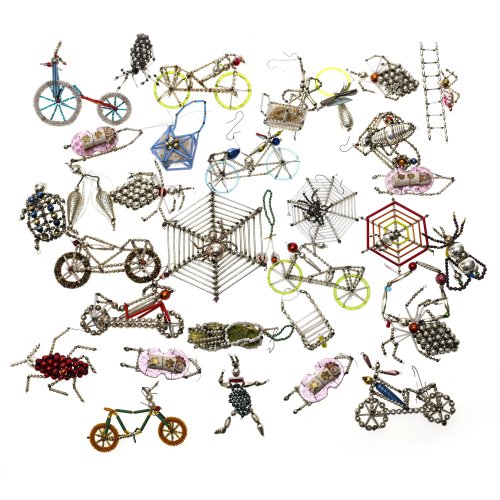 Konvolut Gablonzer Weihnachtsschmuck. Tschechien, um 1900 und später. Ca. 34 Teile. Hohlglas, versilbert bzw. verschieden farbiger Überfang. Diverse figürliche Motive aus aufgefädelten Perlenanhänger mit Stäbchen. Guter Erhaltungszustand. Unterschiedliche Maße.