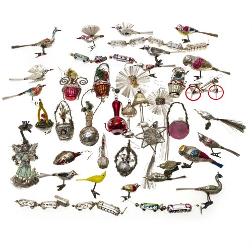 Konvolut Christbaumschmuck. Österreich, 1. H. 20. Jh. Ca. 39 Teile. Hohlglas, versilbert bzw. verschieden farbiger Überfang. Diverse figürliche Motive, u.a. Vögel, Eisenbahn und Blumenbouquets. Alterungs- und Gebrauchsspuren, teilw. besch. Unterschiedliche Maße.