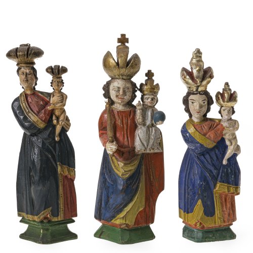 Drei Holzscheitelfiguren. Wallfahrtsmaria mit Kind. Holz, Farbfasung. Tw. besch., rest. , eine Kreuzbekrönung fehlt. H. je ca. 27 cm.