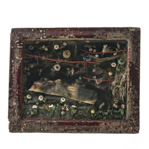 Kastenbild mit hl. Johannes von Nepomuki. Wachs, Papierblüten, Glimmer. Besch., verändert. 20 x 24 x 6 cm.