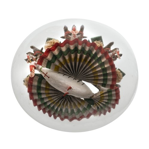 Großer Suppenbrunzer. Bayerischer Wald. Farbloses Glas, Eingericht mit Heiliggeisttaube. Holz, farbig bemalt. ø 28 cm.