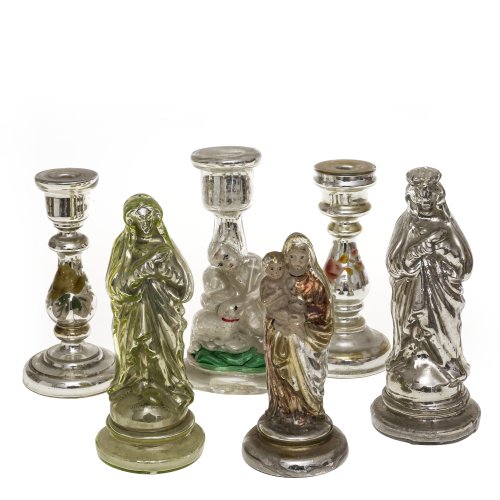 Kovolut Bauernsilber, sechsteilig: drei Wallfahrtsfiguren und drei Kerzenleuchter. Glas, versilbert. Alterungsspuren. H. 16-19 cm.