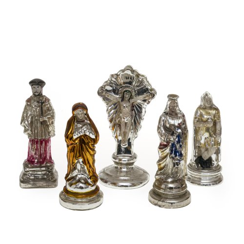 Konvolut Bauernsilber, fünfteilg: Kruzifix, hl. Johannes von Nepomuk, hl. Maria sowie zwei Heilige. Alterungsspuren. H. 18-23 cm.