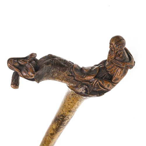 Pilgerstab. Holz, Griff geschnitzt. Sitzender Pilger und Marienbüste. Alterungsspuren. H. 121 cm.