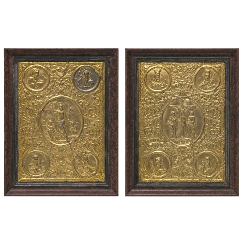 Zwei Buchdeckel. Messingblech getrieben, gerahmt. Auferstehung und Kreuzigungsszene. Je 33 x 24 cm. besch.