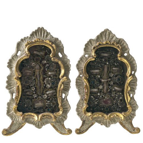 Zwei Klosterarbeiten im Schrein mit Reliquien. Rahmenblende in Muschelform. Bayern, 18. Jh. Je ca. 34 cm.