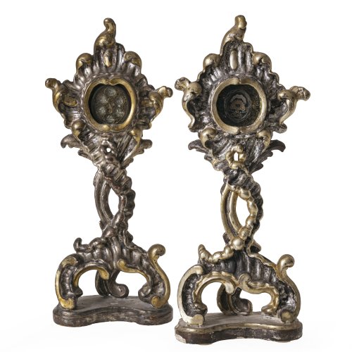 Zwei Reliquienständer. Holz geschnitzt, übergangene Fassung. H. je ca. 41 cm.