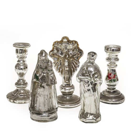 Konvolut Bauernsilber, fünfteilig: Kruzifix, Gnadenmaria, Heiligenfigur, zwei Leuchter. Leicht besch. H. 13-16 cm.