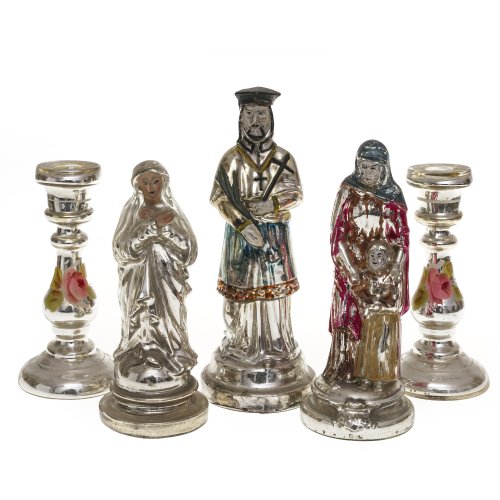 Konvolut Bauernsilber, fünfteilig: Hl. Johannes von Nepomuk, hl. Maria,  hl. Mutter Anna mit Maria und ein Paar Kerzenleuchter. Alterungsspuren. H. 17-23 cm.