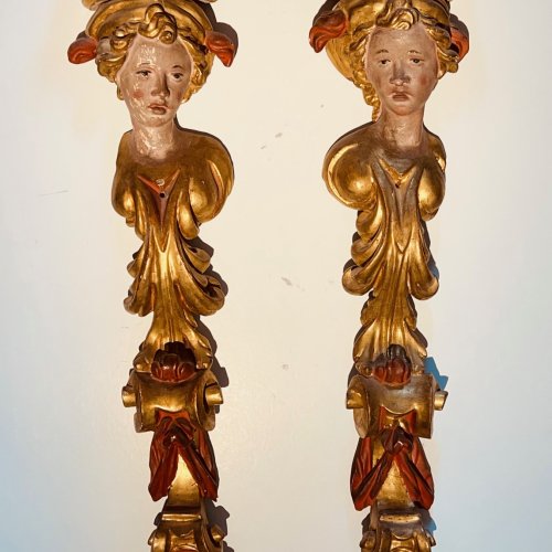 Süddeutsch, 18. Jh. Zwei Karyatiden. Holz,geschnitzt, übergangene Fassung. Best., rep. H. je ca. 92 cm.