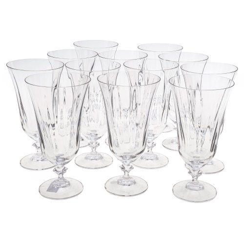 Zwölf Kelchgläser. Farbloses Glas, hohe Kuppa, optisch leicht gerippt. Tw. min. best. H. 18 cm.