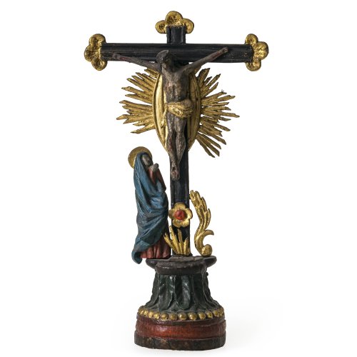Standkreuz mit Schmerzensmutter. Holz, übergangene Farbfassung. H. 31 cm.