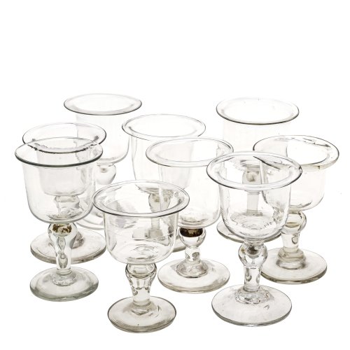 Neun Nachtlicht-Kelchgläser. Farbloses Glas. H. 11-13,5 cm.