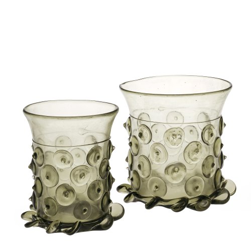 Zwei Nuppengläser. Hellgrünes Glas. H. 8,5-9,5 cm.