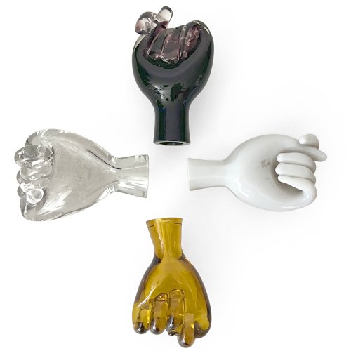 Vier Neidfeigen. Glas. L. 8-9 cm.