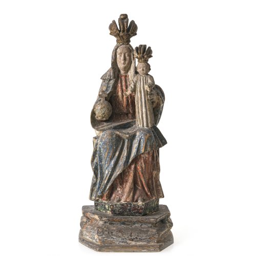 Gnadenbild Maria mit Kind. Bayern oder Böhmen. Holz, Reste von Farbfassung. Besch., eine Hand fehlt. H. 39 cm.