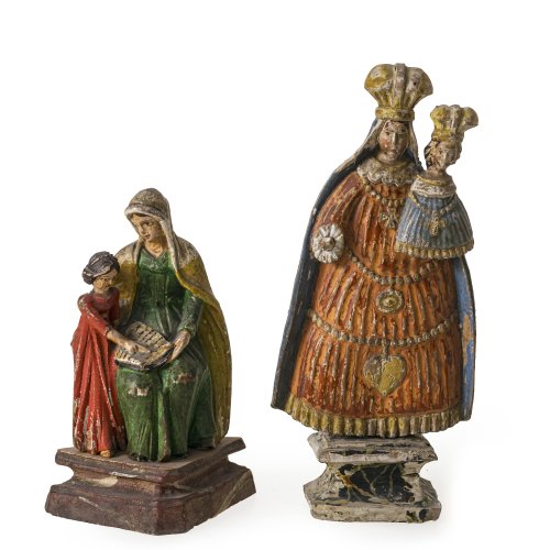 Zwei Gnadenbilder: Maria mit dem Jesuskind und Maria lehrt Anna das Lesen. Bayern/Böhmen. Holz, Farbfassung. Besch. (Hand), eines rest., erg. H. 15,5-21,5 cm.
