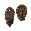 Zwei Weihwasserwandbrunnen. Niederbayern. Irdenware, mittelbraun glasiert. Arme Seelen im Fegefeuer bzw. Christus am Kreuz. Best. H. 16-19 cm.