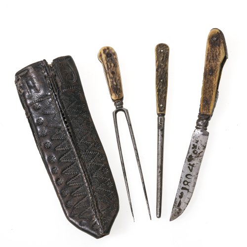 Fuhrmannsbesteck, dreiteilig, mit Lederfutteral. Alterungsspuren.  L. 17-19 cm.