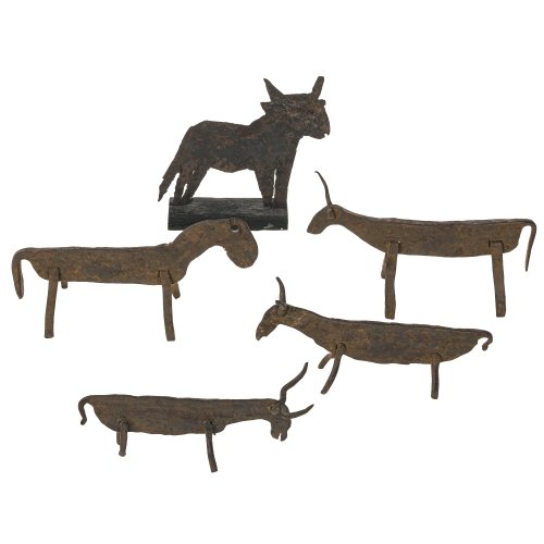 Fünf Votivtiere. Eisen. Eines ohne Hörner, eines nur mit einem Horn. L. 11-15 cm.