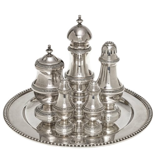 Gewürzgarnitur, 6-teilig, versilbert. Salz-, Pfefferstreuer, Pfeffermühle, Senfgefäß (ohne Löffel), Zuckerstreuer, Tablett. Perldekor. Gestempelt 