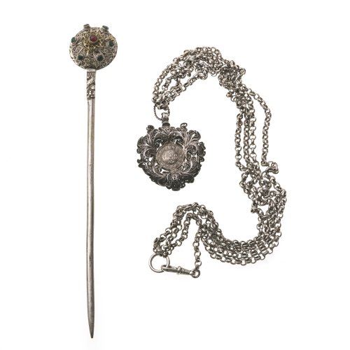 Haarpfeil und Anhänger mit Erbskette. Min. rep.