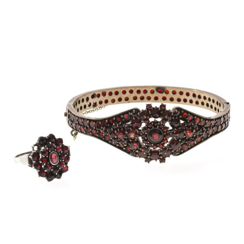 Armreif und Ring. Granatbesatz. Ein Stein fehlt (Ring).