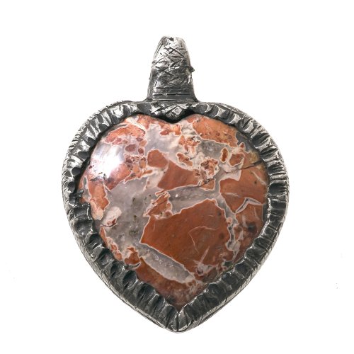 Amulettanhänger mit Jaspis, Zackenrandmanschette. L. 4,5 cm.