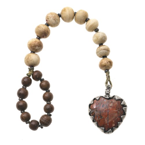 Zehner mit Steinperlen, herzförmiger Japsisanhänger. L. 25 cm.
