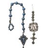 Zehner mit blau gefärbten Perlen, filigraner Kreuzanhänger. L. 33 cm. Dabei Fragment eines Rosenkranzes mit Aquarellmedaillon und Filigrankugeln. L. 15 cm.