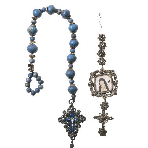 Zehner mit blau gefärbten Perlen, filigraner Kreuzanhänger. L. 33 cm. Dabei Fragment eines Rosenkranzes mit Aquarellmedaillon und Filigrankugeln. L. 15 cm.