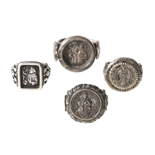 Vier Devotionalienringe. Silber bzw. versilbert, mit Bogenberger Gnadenmaria (2x) bzw. hl. Antonius (2x).
