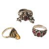 Drei Ringe. Silber, zwei mit roten Glassteinen, einer mit Grandelbesatz.