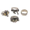Vier Ringe. Mit Herzmotiv, Glasstein- bzw. Grandelbesatz.