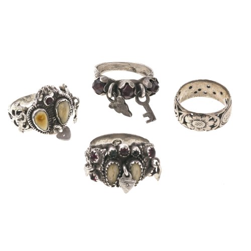 Vier Ringe. Mit Herzmotiv, Glasstein- bzw. Grandelbesatz.