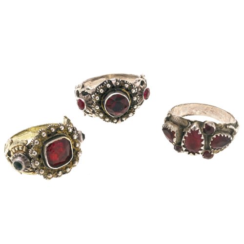 Drei Ringe. Silber, mit Glassteinbesatz.