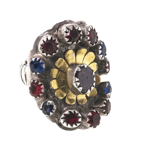 Ring. Silber, roter und blauer Glassteinbesatz. Blütenform.