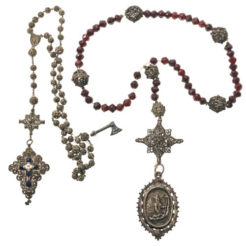Zwei Rosenkränze. Filigran bzw. rote Glasperlen mit silbernem Medaillon.