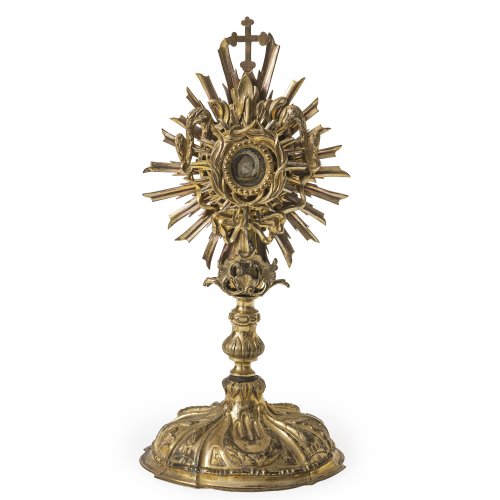 Reliquiar in Monstranzform. Metall, vergoldet. Mit Feston- und Schleifendekor. Verändert. H. 26 cm.