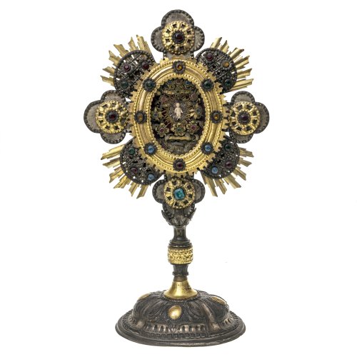 Großes Reliquiar mit Klosterarbeit in Monstranzform. Metall, versilbert bzw. vergoldet. H. 57 cm.