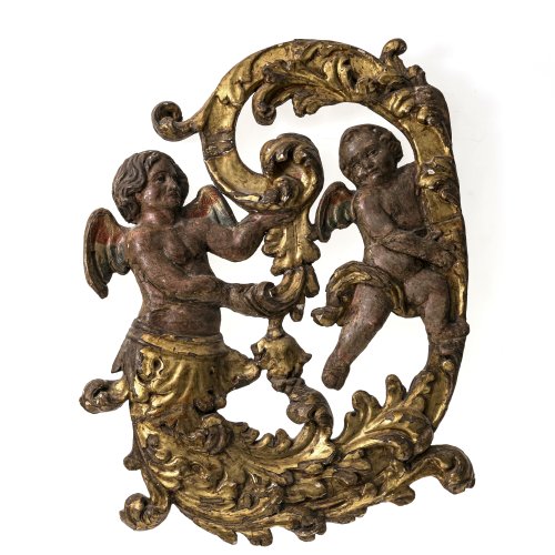 Schnitzerei, Holz, übergangene Farb- und Goldfassung. Italien. Rocaille mit zwei Putten. Besch., rest. 70 x 54 cm.