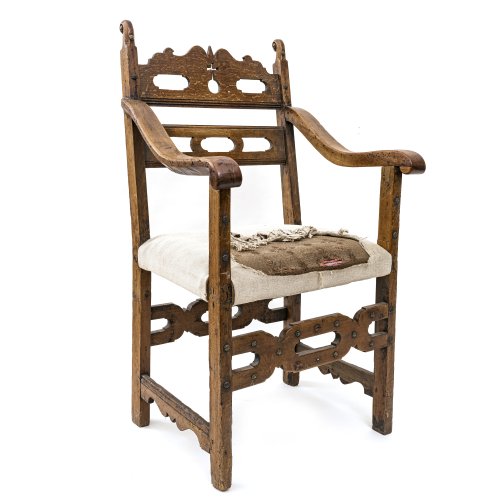 Refektoriumsstuhl. Holz, massiv, Zarge durchbrochen. Alterungsspuren, rest., Schutzbezug besch. H. 109 cm.
