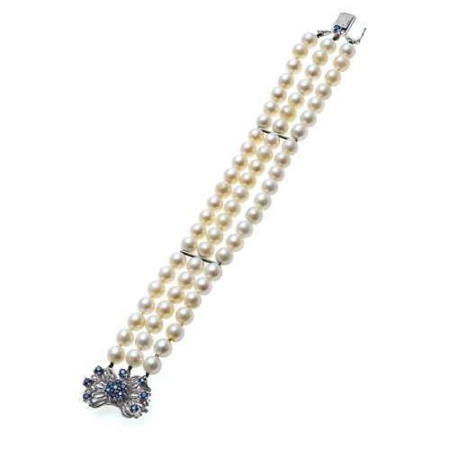 Perlenarmband, dreireihig, Schließe mit Saphirbesatz.