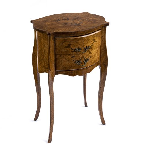 Kleine Beistellkommode, 2-schübig, Holz, furniert. 69 x 44 x 35 cm.