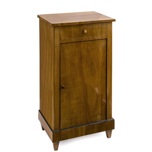 Nachtkästchen. Kirschbaum, furniert. Knäufe erg., kleine Furnierschäden, rest.  87 x 44 x 32 cm.