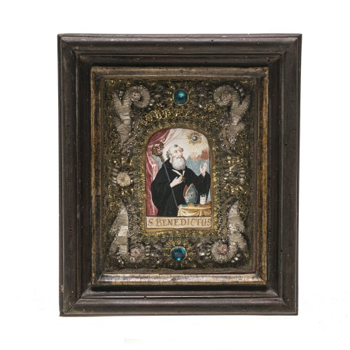 Süddeutsch, 18./19. Jh. Aquarellminiatur mit Darstellung des Heiligen Benedikt, umgeben von Gold- und Silberdrahtarbeit. Mit Rahmen 25 x 22 cm. Alterungsspuren.