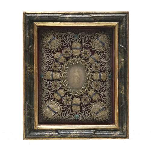 Klosterarbeit mit Reliquien. Süddeutsch, 18. Jh. Wachsmedaillon umgeben von zahlreichen Reliquien. Mit Rahmen 35,5 x 29,5 cm. Alterungsspuren, rest.