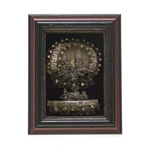 Klosterarbeit. Süddt., 18./19. Jh. Reliquien zweier Heiliger mit filigraner Silber- und Golddrahtarbeit. Mit Rahmen ca. 20,4 x 15,5 cm. Alterungsspuren.